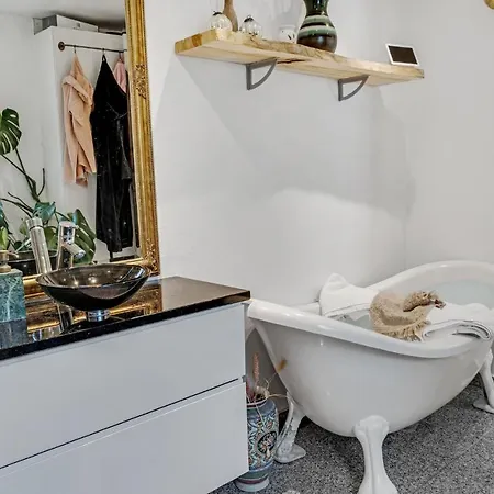 Awesome In With Wifi And 5 Bedrooms *